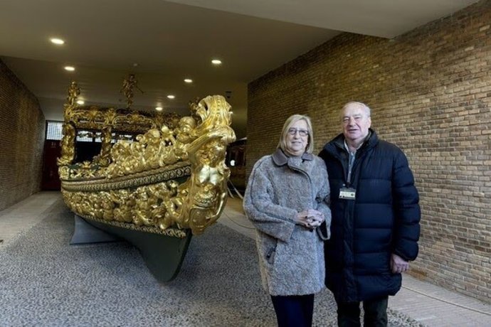 Lourdes de Luis, jefa del departamento del servicio de Restauración, y Lucio Maire, técnico de Restauración. Museo de Falúas Reales de Aranjuez