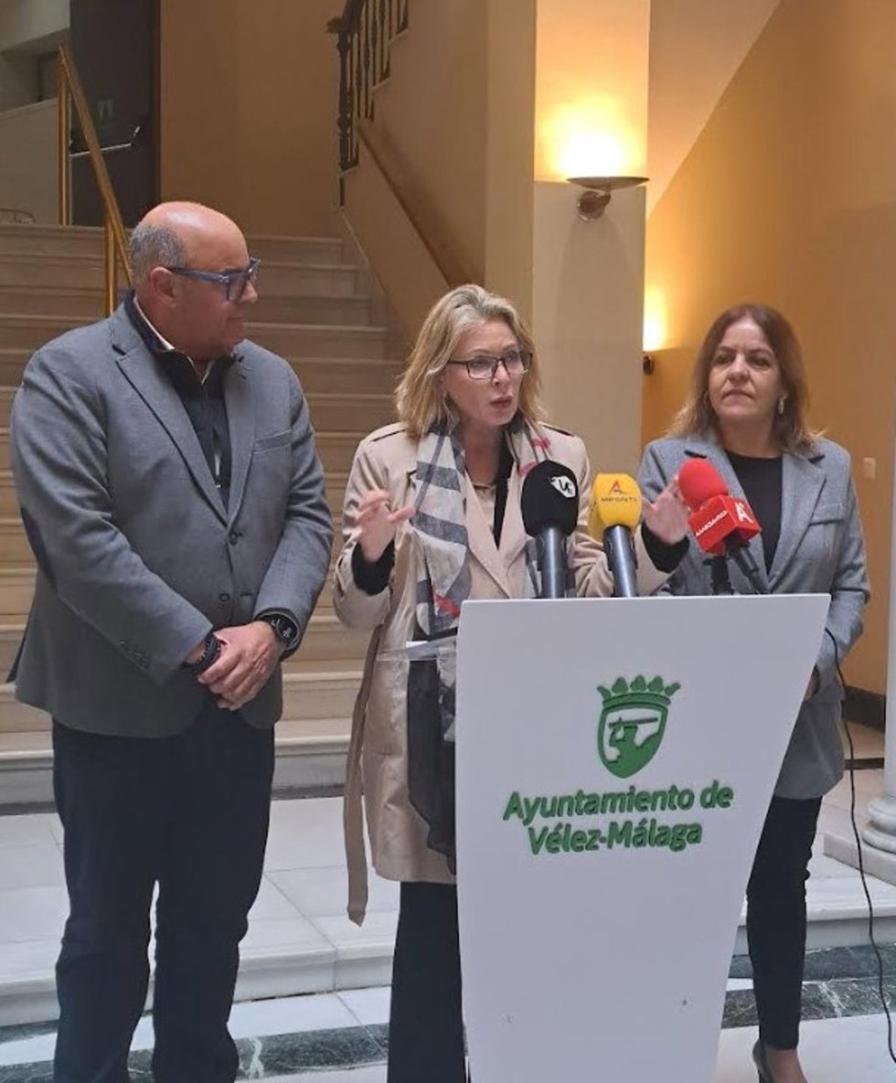 La delegada territorial de Empleo, Empresa y Trabajo Autónomo de la Junta de Andalucía en Málaga, Carmen Sánchez Sierra, junto al alcalde del municipio malagueño de Vélez-Málaga, Jesús Lupiañez