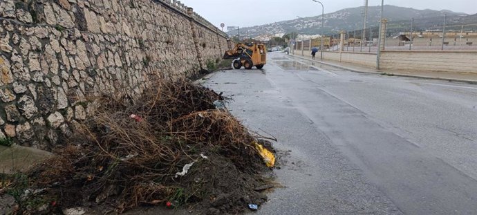 Trabajos de reparación tras los efectos del temporal en Salobreña, en la costa de Granada, la semana pasada