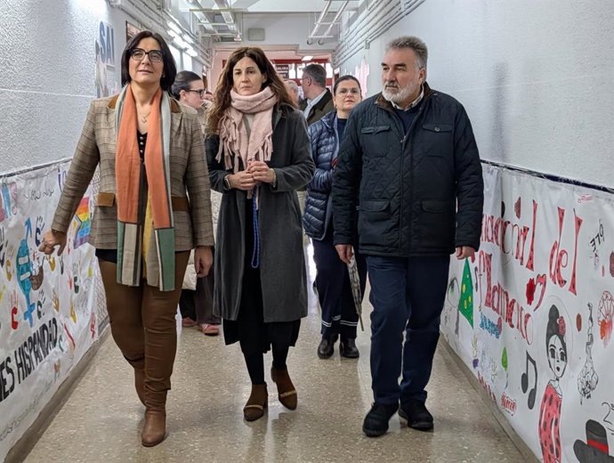 La delegada de Desarrollo Educativo y Formación Profesional de la Junta en Granada, María José Martín, visita Santa Fe.