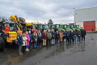 Medio Rural y la Diputación entregan 12 tractores a municipios ourensanos para prevenir incendios
