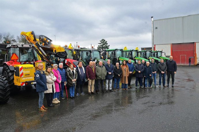 Medio Rural y la Diputación entregan 12 tractores a municipios ourensanos para prevenir incendios