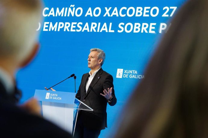 O presidente da Xunta de Galicia, Alfonso Rueda, acompañado do conselleiro de Presidencia, Xustiza e Deportes, Diego Calvo, participa no cto sobre os patrocinios do Xacobeo 2027. Cidade da Cultura (Santiago de Compostela).