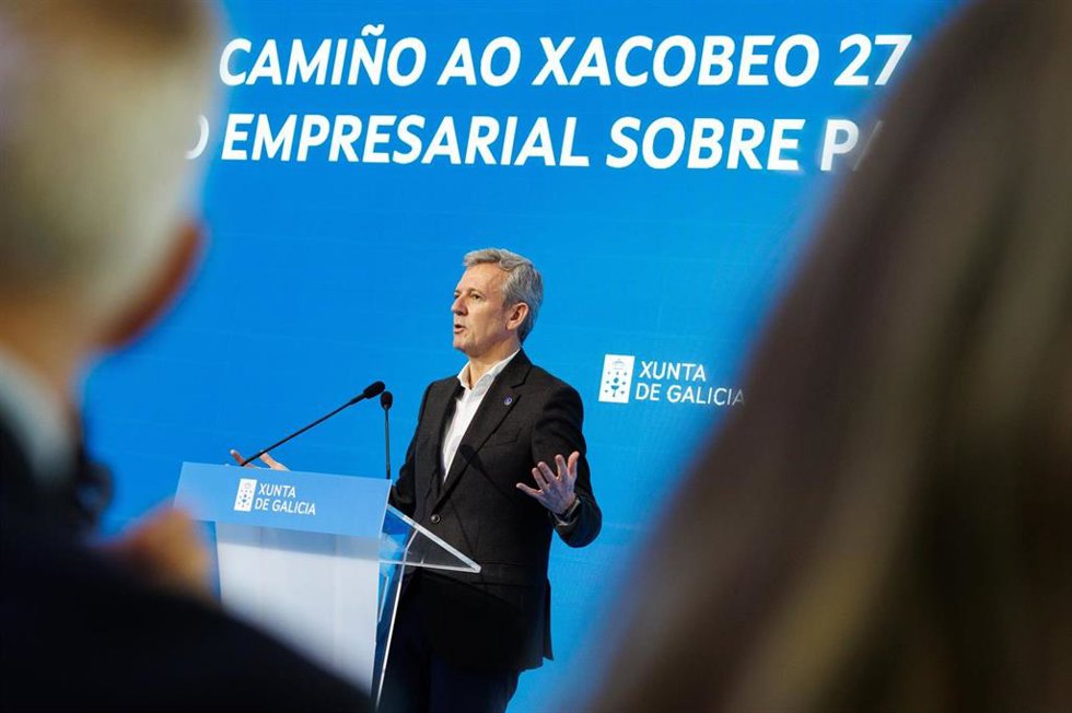 O presidente da Xunta de Galicia, Alfonso Rueda, acompañado do conselleiro de Presidencia, Xustiza e Deportes, Diego Calvo, participa no cto sobre os patrocinios do Xacobeo 2027. Cidade da Cultura (Santiago de Compostela).