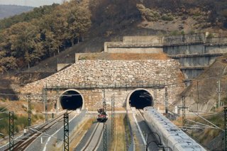 Archivo - Arquivo - Un tren da liña AVE Madrid-Galicia ao seu paso por unha zona queimada polos incendios, a 21 de agosto de 2025, na Gudiña, Ourense, Galicia (España). Os trens habituais na liña de alta velocidade Madrid-Galicia circulan desde hoxe con n