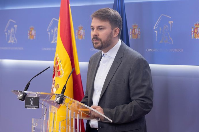 El diputado de Compromís Alberto Ibáñez Mezquita durante una rueda de prensa en el Congreso de los Diputados, a 27 de enero de 2025, en Madrid (España).