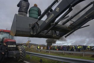 Agricultores y ganaderos cortan la A-52 con tractores y rollos de paja en Xinzo de Limia, Ourense, Galicia (España). 