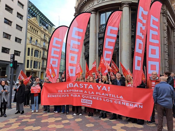 Protesta de CCOO PV en la sede de CaixaBank
