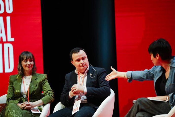 Archivo - (I-D) La secretaria general de las Juventudes Socialistas de Madrid, Aránzazu Figueroa; el alcalde de Coslada, Ángel Viveros.