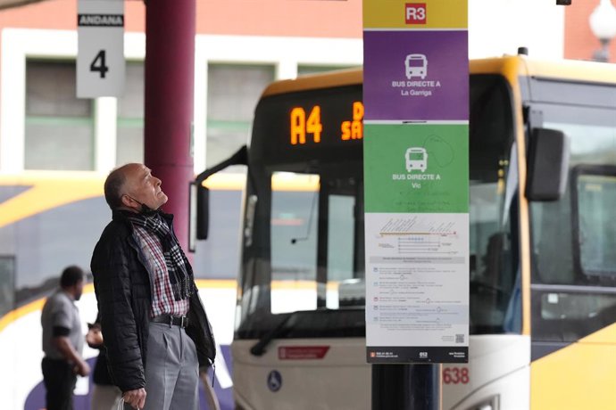Una persona a l'estació d'autobusos Fabra i Puig a Barcelona