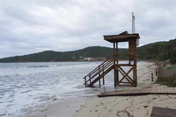 Temporal en la playa de Ses Salines, a 29 de enero de 2026, en Ibiza, Islas Baleares (España). 