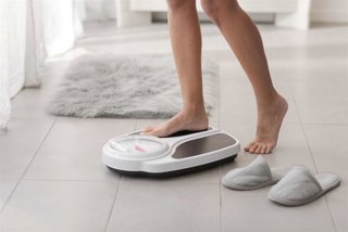 Imagen de recurso de una mujer en una báscula.