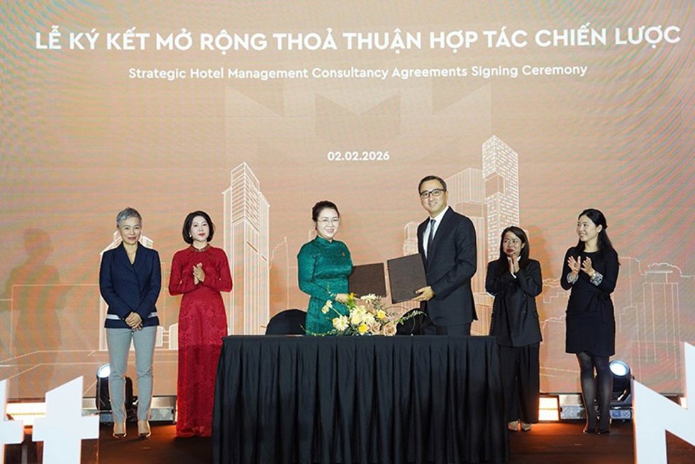 De izquierda a derecha: Nelly Phuong Ta, directora de Hostelería y Entretenimiento - Masterise Group | Gautam Bhandari, director de Desarrollo, Asia Pacífico, excluyendo China, Marriott International