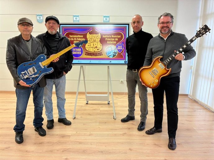 El encuentro lo ha presentado el concejal de Cultura y Eventos, José Manuel Ruiz, junto a los promotores del evento, José Antonio López Morales y Rafael Salas Vázquez, y junto al presentador del festival, el periodista Manolo Bellido.