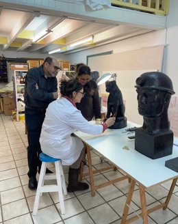 Labores de conservación de la obra de Mauro Muriedas