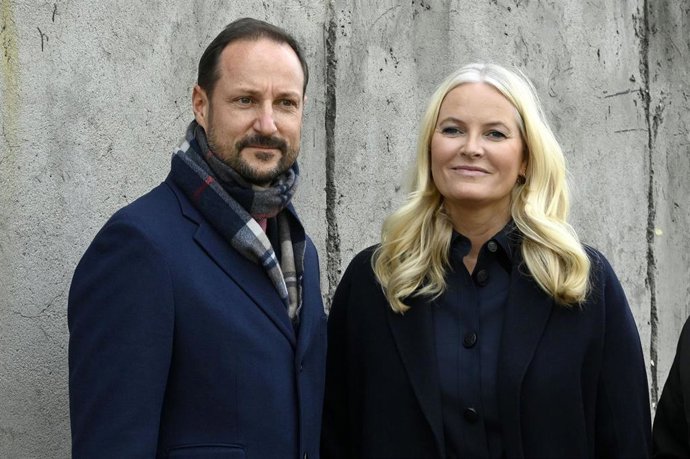 Archivo - El príncipe Haakon de Noruega, heredero al trono en el país nórdico, junto a su esposa, Mette Marit