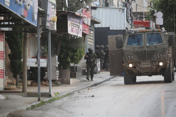 Archivo - Vehículos y militares del Ejército de Israel durante una redada en una localidad en Cisjordania. 