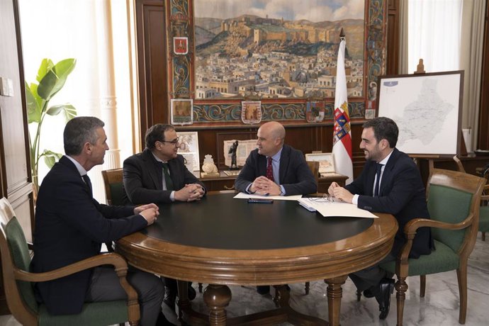 El presidente de la Diputación de Almería se reúne con el rector de la Universidad de Almería en la sede de la institución provincial.