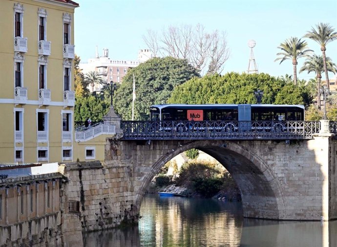 Archivo - El tranvibús circula por el Puente Viejo