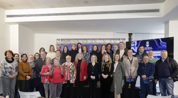 La alcaldesa de Alcalá, en el centro, en el acto de reconocimiento a la labor de las entidades sociales.