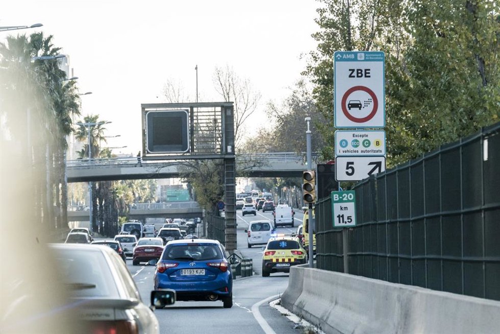 Barcelona suspende la ZBE 'sine die' hasta que se resuelva la crisis de Rodalies.
