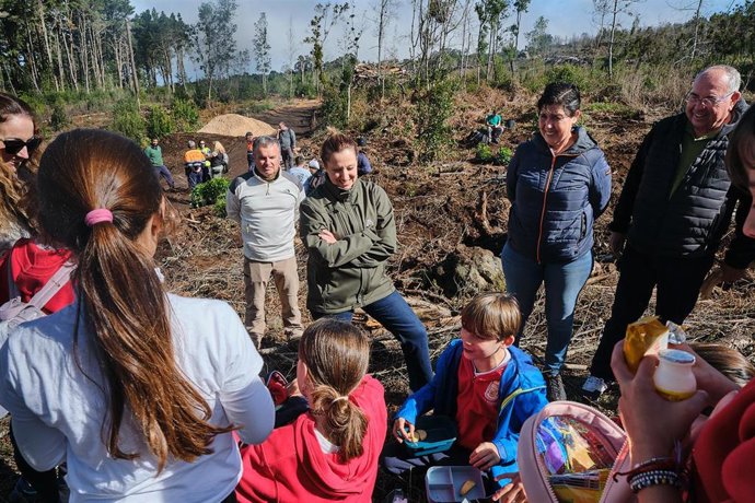 La presidenta del Cabildo de Tenerife, Rosa Dávila, en una jormnada de reforestación en El Sauzal