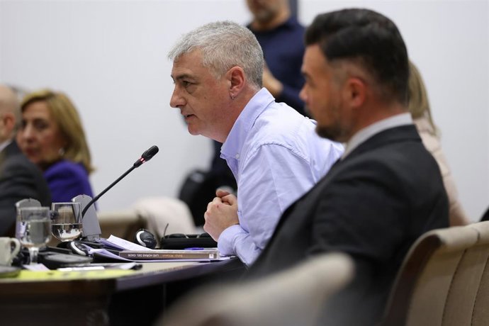 El diputado de EH Bildu, Oskar Matute y el diputado de ERC, Gabriel Rufián, durante la comparecencia del presidente del PP, Alberto Nuñez Feijóo, ante la Comisión de investigación de la Dana, en el Congreso de los Diputados