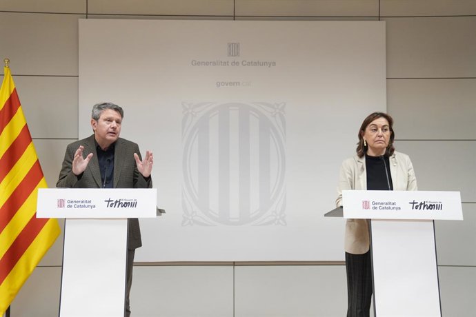 La consellera de Territori i portaveu del Govern, Sílvia Paneque, i el secretari d'estat de Transports i Mobilitat Sostenible, José Antonio Santano, durant una roda de premsa