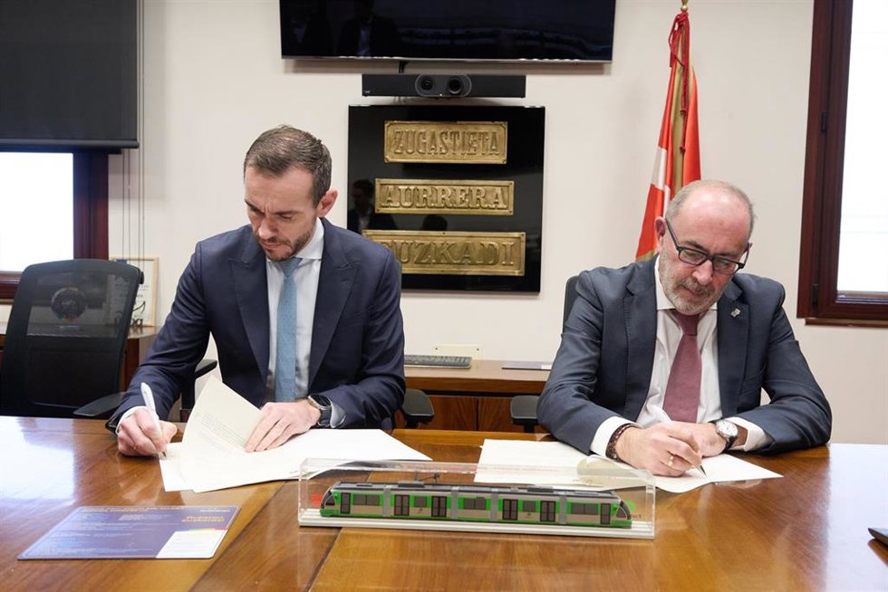El director general de la Sociedad Pública Euskotren, Javier Seoane, y el director general de Vehículos de CAF, Javier Iriarte