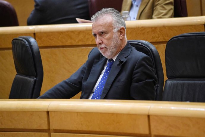 Archivo - El ministro de Política Territorial y Memoria Democrática, Ángel Víctor Torres, durante una sesión de control al Gobierno, en el Senado, a 7 de octubre de 2025, en Madrid (España). 