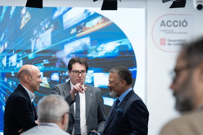 Archivo - (I-D) El presidente del Clúster Audiovisual de Catalunya, Miquel Rutllant, el secretario de Empresa de la Generalitat, Jaume Baró, y el director general de ISE, Mike Blackman,  en una imagen de archivo.