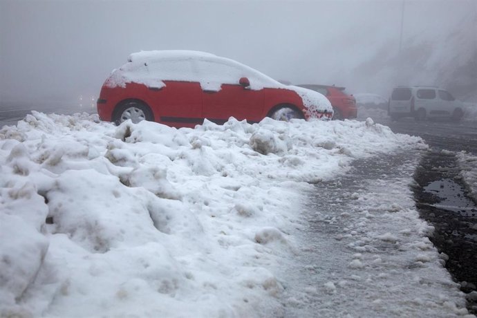 Archivo - Coche cubierto de nieve en el puerto de Navacerrada, a 4 de marzo de 2025, en Madrid (España).