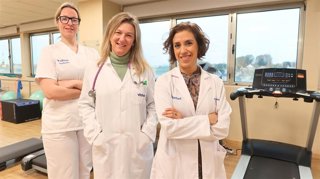 La Dra. Rosa María Rodríguez Campins, especialista en Medicina Interna junto con la Dra. Julia Eslava y la fisioterapeuta María Castillo