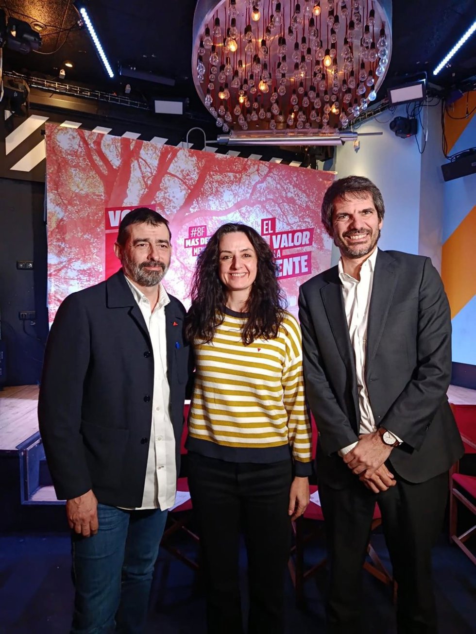 Los candidatos de IU-Movimiento Sumar a las Cortes de Aragón, Álvaro Sanz y Marta Abengochea, y el ministro de Cultura, Ernest Urtasun.