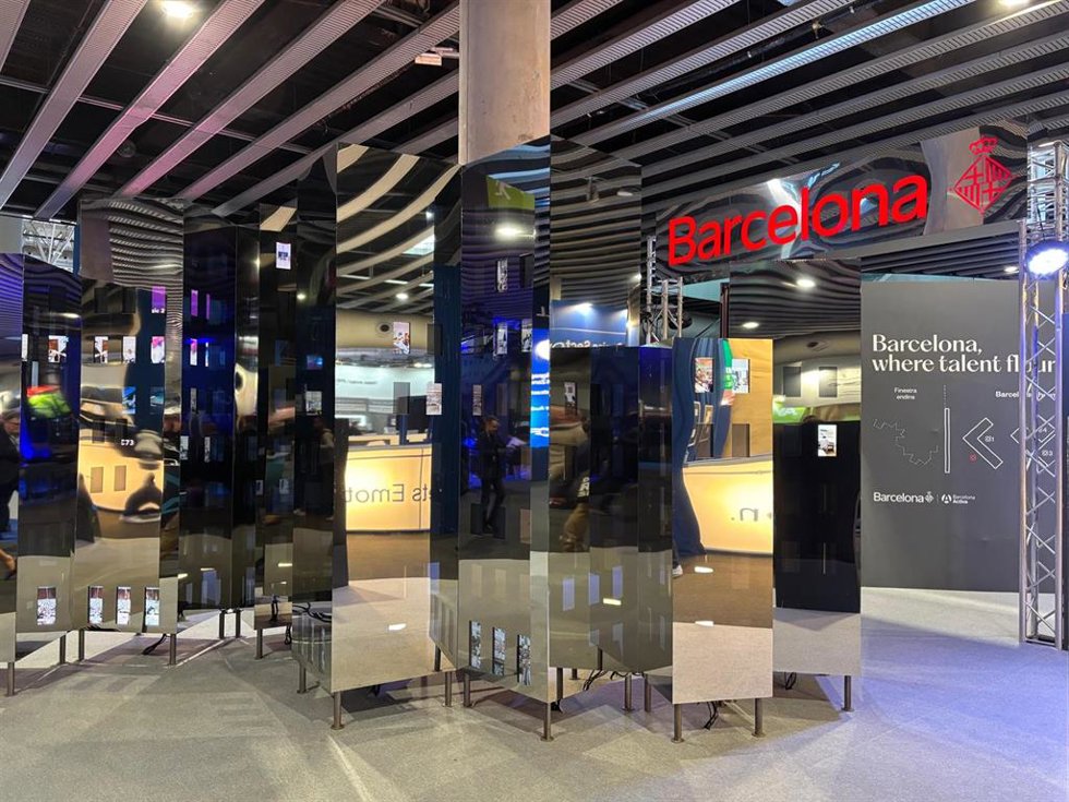 Obra de arte digital 'Finestres endins' que encabeza el stand de Barcelona Activa en el ISE