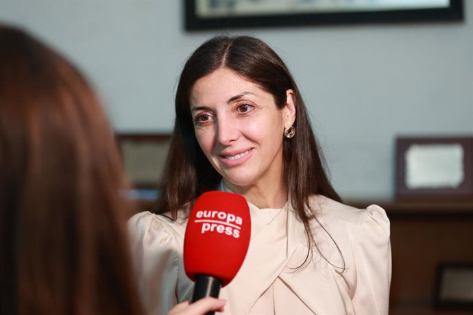 Archivo - La escritora Espido Freire, atiende a los medios al inicio de las jornadas cervantinas. A 09 de noviembre de 2024, en Castro del Río, Córdoba (Andalucía, España). Segundo día de las Jornadas 'Cervantes: de la cárcel a la gloria. Reflexiones sobr