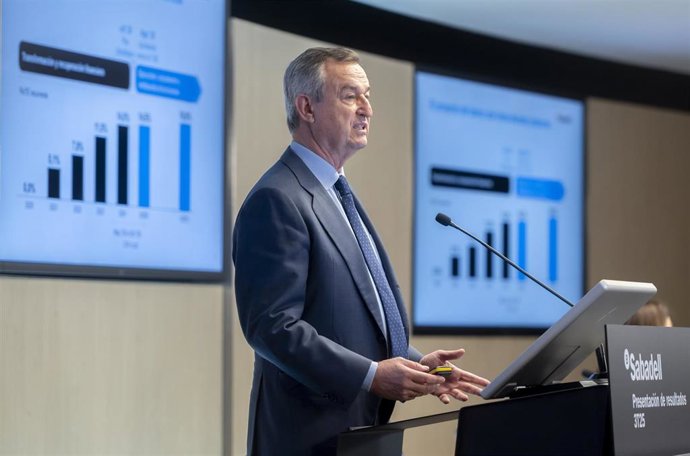 Archivo - El consejero delegado del Banco Sabadell, César González-Bueno, durante una rueda de prensa, en la sede del Banco Sabadell, a 13 de noviembre de 2025, en Madrid (España). 