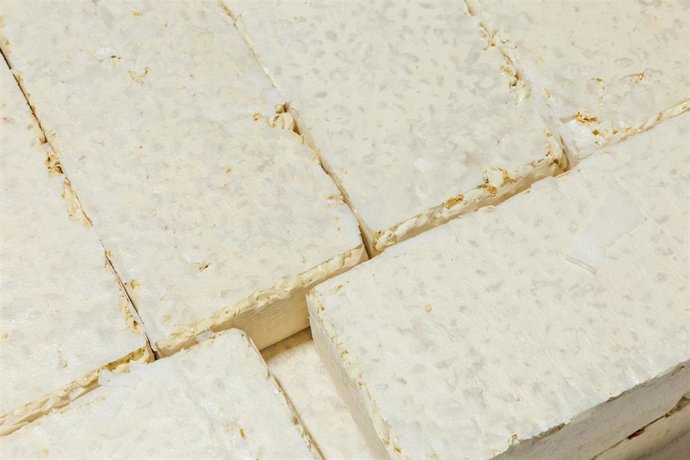 Archivo - Varias pastillas de 'turrón duro' durante una visita guiada por las instalaciones de la fábrica de turrones ‘El Artesano’, a 30 de noviembre de 2021, en Jijona, Alicante, Comunidad Valenciana, (España).