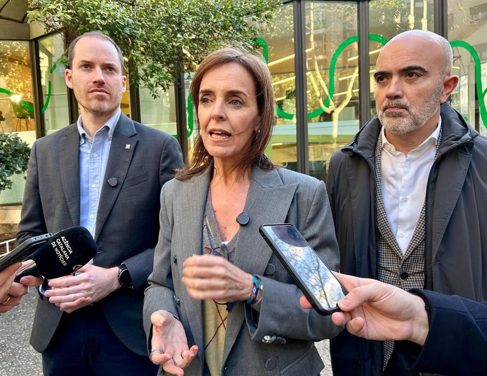 La vicesecretaria nacional de Sanidad y Política Social del PP, Carmen Fúnez, junto al portavoz en el Parlament, Juan Fernández, y al líder en el Ayuntamiento de Barcelona, Daniel Sirera