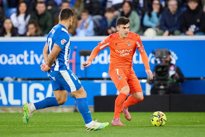 Archivo - Jonathan Castro 'Jonny' Otto of Deportivo Alaves competes for the ball with Ander Barrenetxea of Real Sociedad during the LaLiga EA Sports match between Deportivo Alaves and Real Sociedad at Mendizorrotza on December 6, 2025, in Vitoria, Spain.
