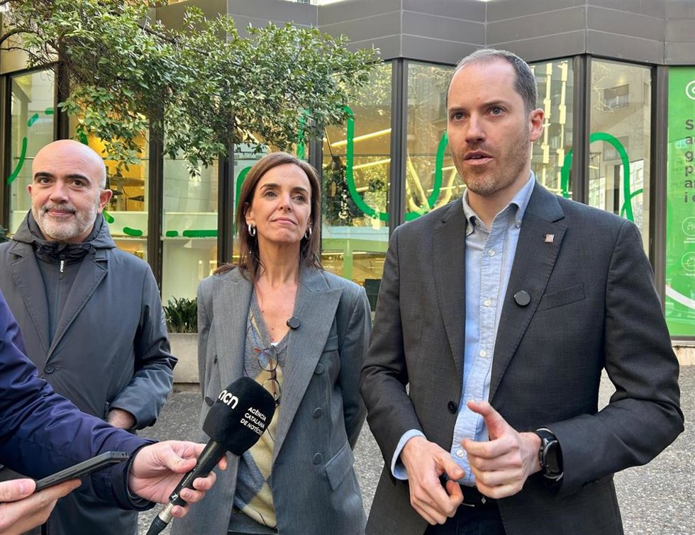 El portavoz del PP en el Parlament, Juan Fernández, junto a la vicesecretaria de Sanidad y Política Social del PP, Carmen Fúnez, en declaraciones a periodistas en Barcelona