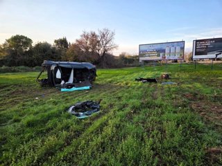 Estado en el que quedó el vehículo tras salirse de la vía e impactar contra un talud en Torredembarra (Tarragona)