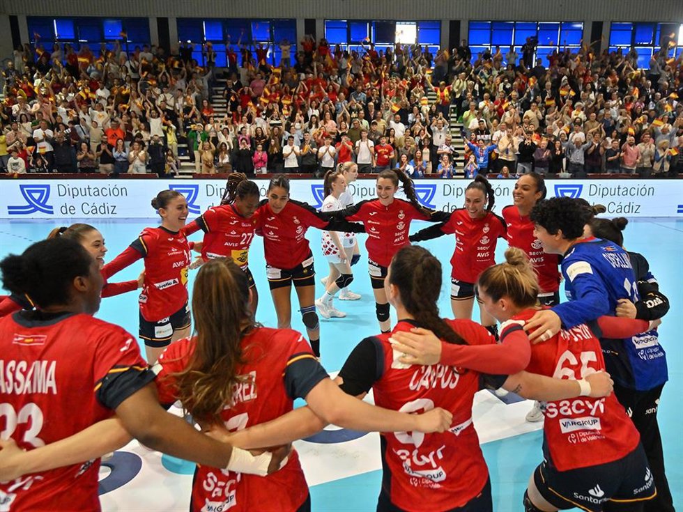 Archivo - La selección española femenina de balonmano, durante el partido en Algeciras ante Croacia del 13 de abril de 2025