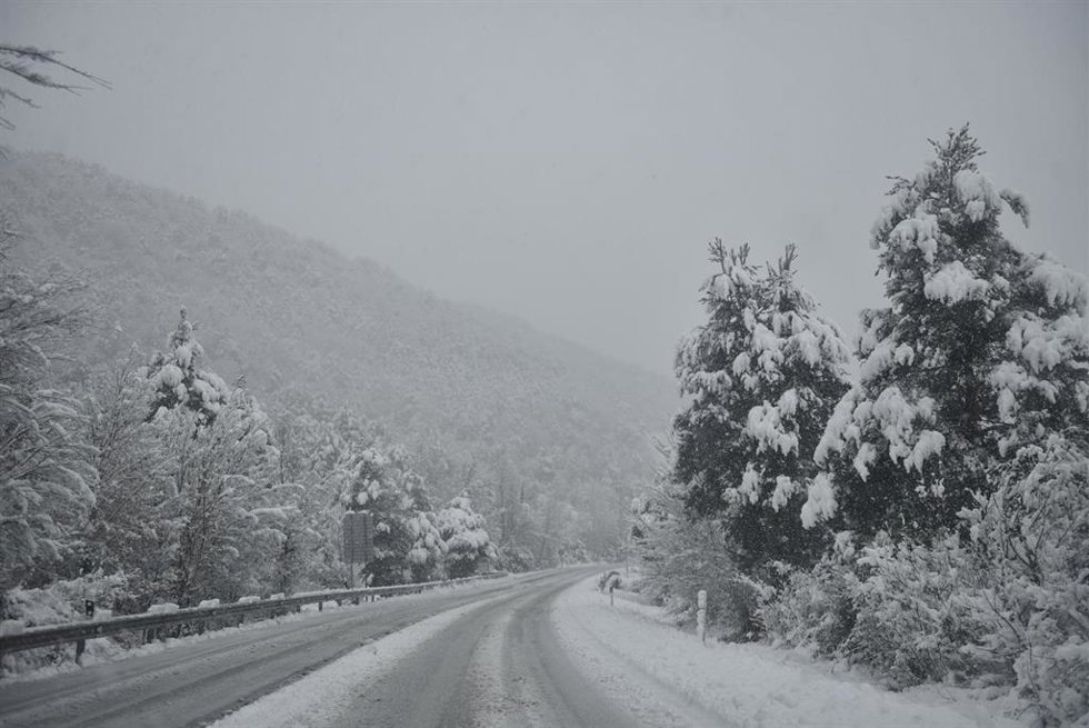 Archivo - Vista de una carretera nevada 