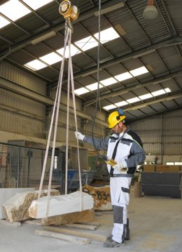 Operario durante una práctica formativa en la Escuela del Mármol de Fines (Almería).