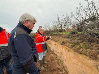 El presidente de la Diputación de Córdoba, Salvador Fuentes (con vestimenta naranja), visita la zona en la que se ha actuado.