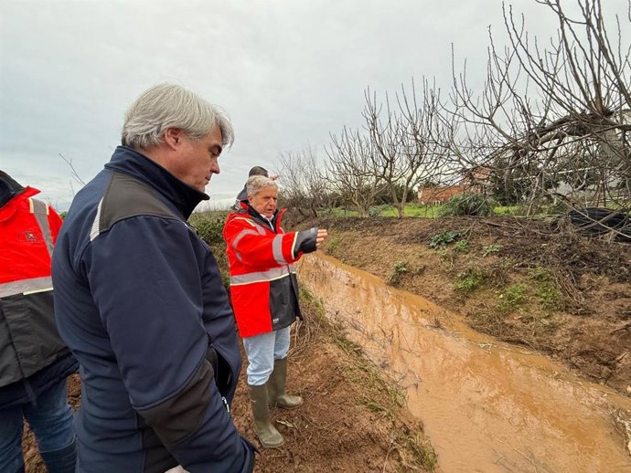 El presidente de la Diputación de Córdoba, Salvador Fuentes (con vestimenta naranja), visita la zona en la que se ha actuado.