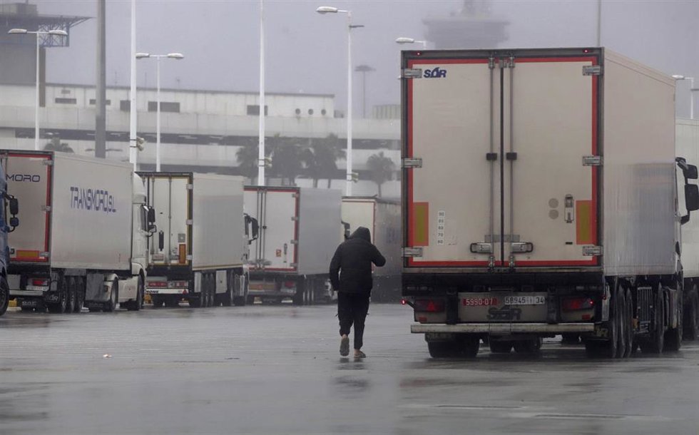 Imagen de camiones parados en los accesos al puerto de Algeciras cerrados tras la cancelación de todas las conexiones marítimas con Ceuta y Tánger debido a las condiciones adversas generadas por la borrasca Joseph. A 27 de enero de 2026, en Algeciras.