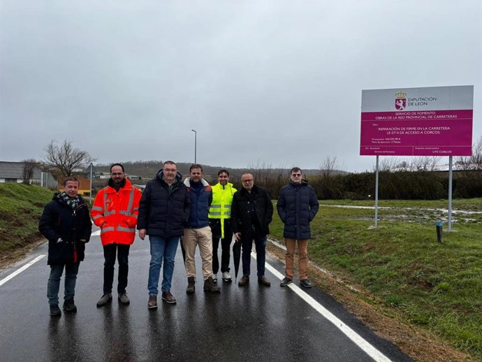 El vicepresidente primero y responsable de Fomento de la Diputación de León, Roberto Aller (tercero por la izquierda), durante la visita tras las obras de rehabilitación en la carretera de acceso a Corcos.