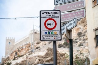 Cartel que regula la entrada a la zona de bajas emisiones (ZBE) al casco histórico de Almería.